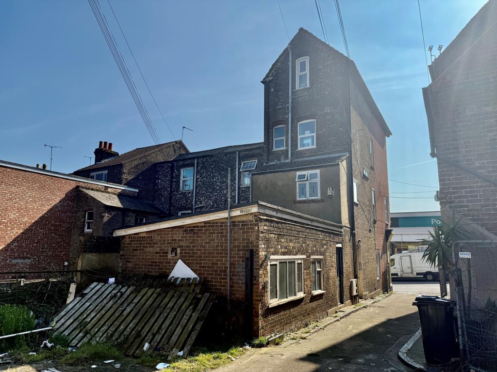 Lot: 49 - MIXED USE INVESTMENT IN TOWN CENTRE - Rear of mixed use property